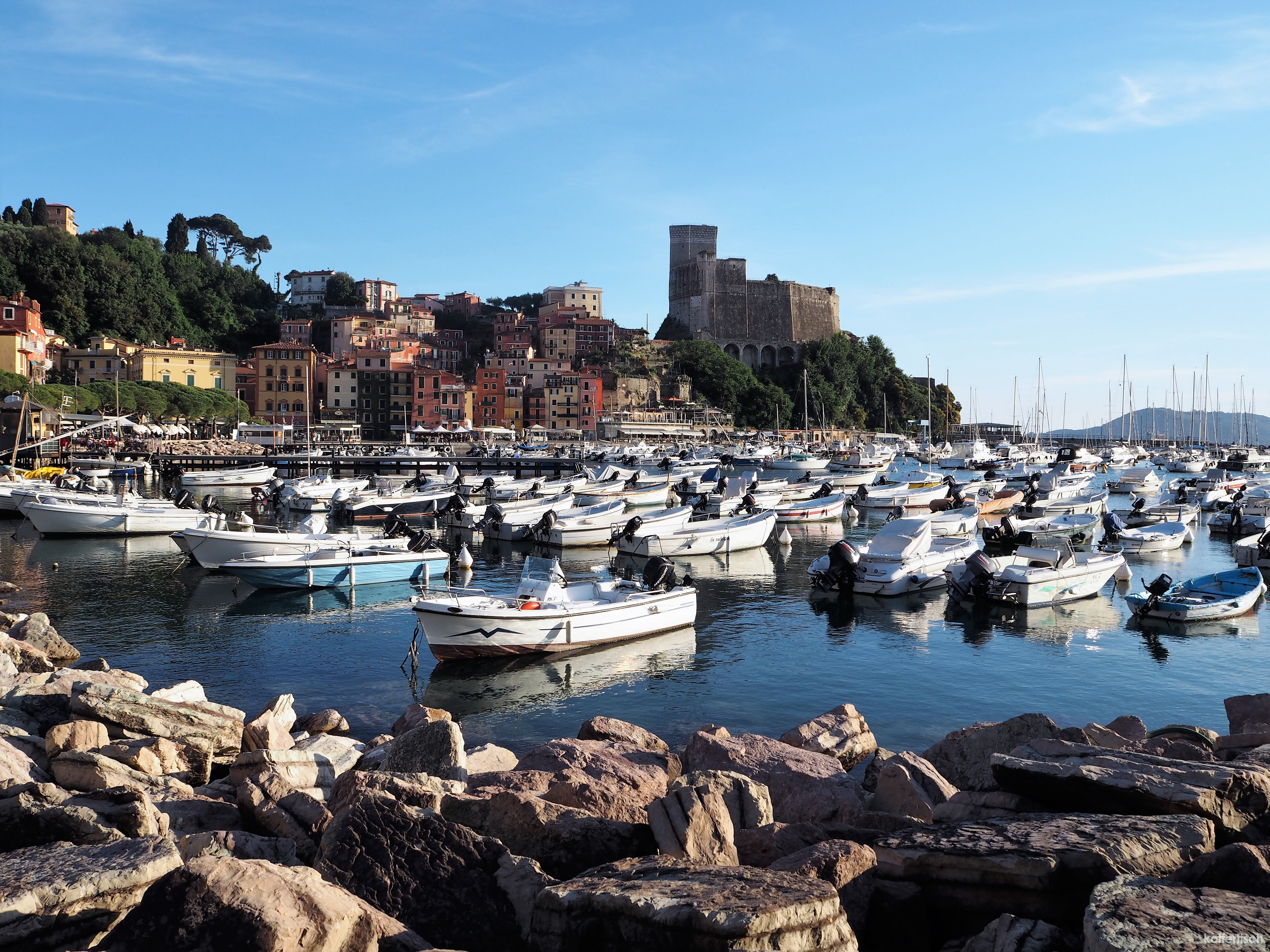 LERICI SO EIN HÜBSCHES DORF IN LIGURIEN kofferfisch